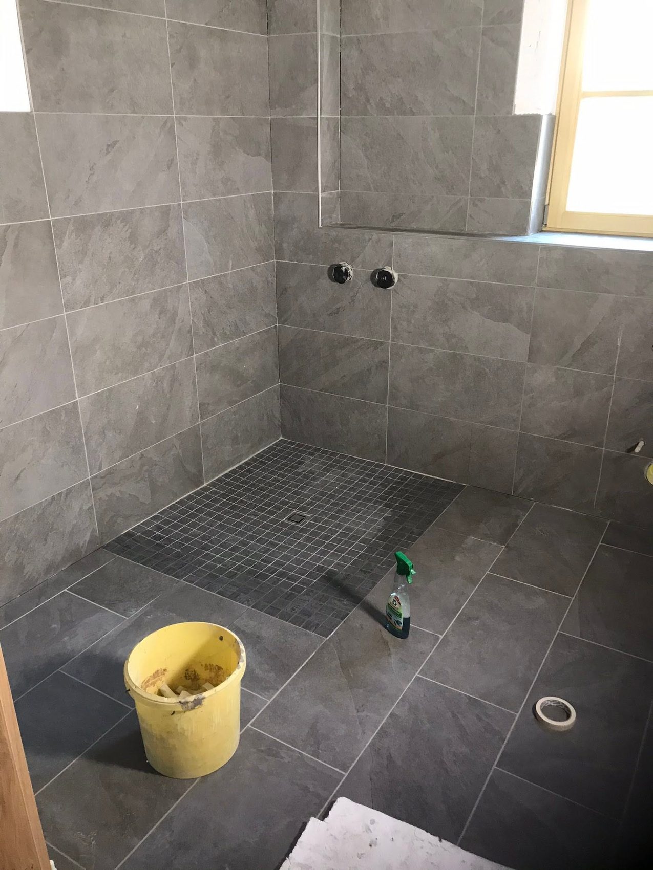 Neue Dusche mit Fliesen