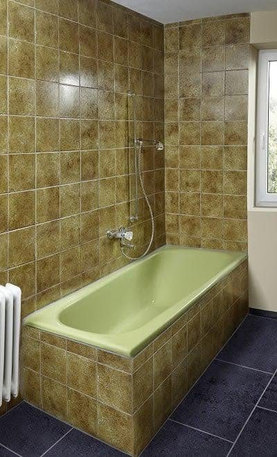 Bad vor der Sanierung mit alter Badewanne